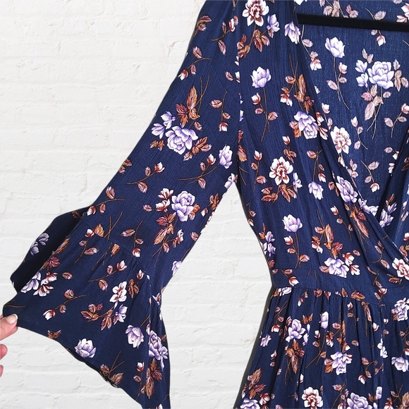 American eagle floral wrap dress with bell sleeves - Picture 5 of 11